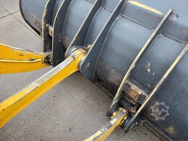 Wheel loader KOMATSU WA 200 * WENIG BELASTET * TOP * NEUE REIFEN