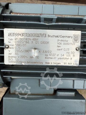 SEW Eurodrive RF73DT80N-4BM gear motor 0.75 kW 1380/31 rpm B5 with brake SEW Eurodrive RF73DT80N-4BM Motoreduktor 0,75 kW 1380/31 obr B5 hamulec