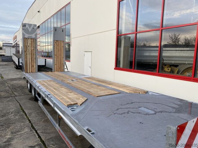 Low loader trailer Möslein T 3-8,20 P VB H1 Blatt  3 Achs Tieflader mit gerader Ladefläche 8,10 m, Neufahrzeug