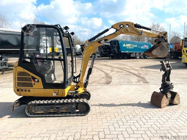 Mini excavator CATERPILLAR 301.7 D / Schnellwechsler / Löffel + Greifer