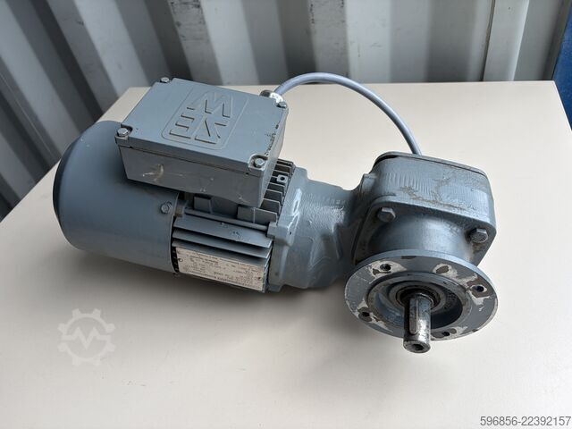 SEW-EURODRIVE SF31DT71D-4BM 0.37 kW 42 rpm 60 Nm Brake 220 V AC SEW-EURODRIVE SF31DT71D-4BM 0,37 kW 42 obr./min 60 Nm Hamulec 220 V AC SEW-EURODRIVE SF31DT71D-4BM 0,37 kW 42 obr./min 60 Nm Hamulec 220 V AC