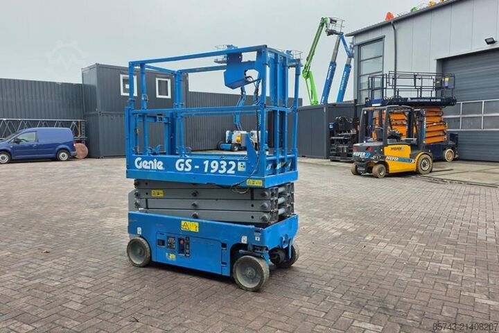 Scissor lift Genie GS1932 Electric, Working Height 7.8 m, 227kg Capac