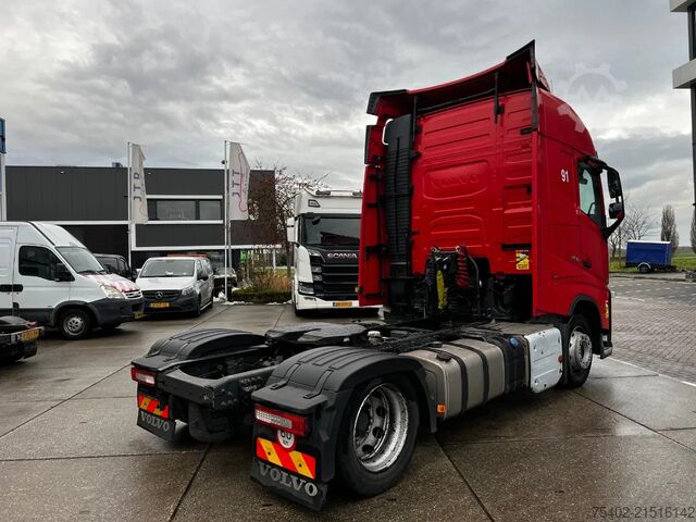 Standard tractor Volvo FH 13.460 Globetrotter / Mega / 2x Tank