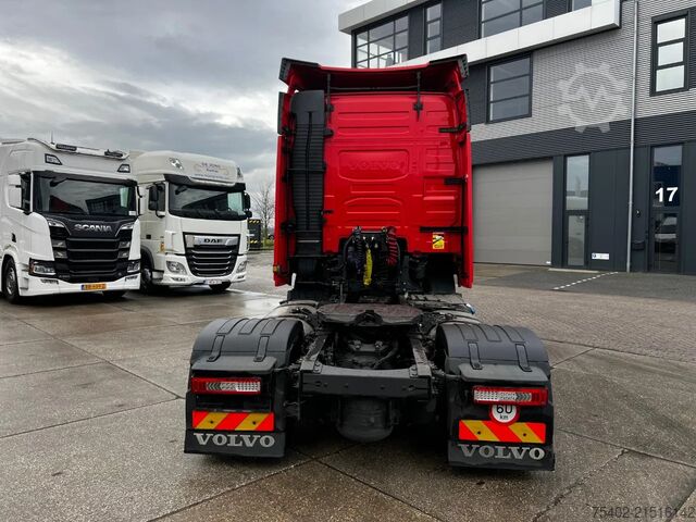 Standard tractor Volvo FH 13.460 Globetrotter / Mega / 2x Tank