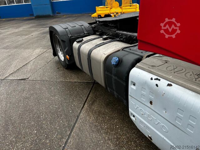 Standard tractor Volvo FH 13.460 Globetrotter / Mega / 2x Tank