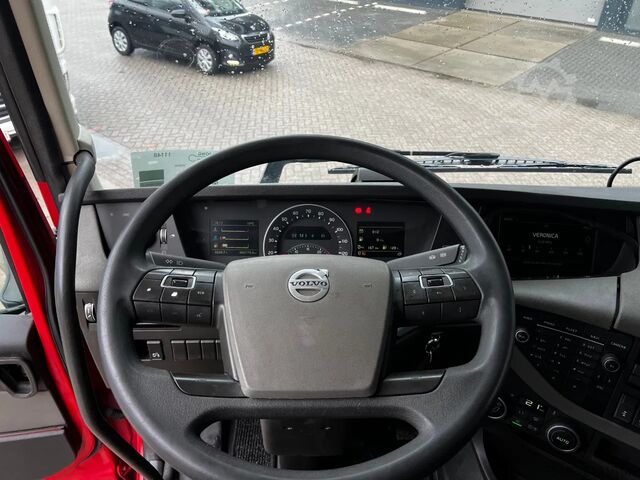 Standard tractor Volvo FH 13.460 Globetrotter / Mega / 2x Tank