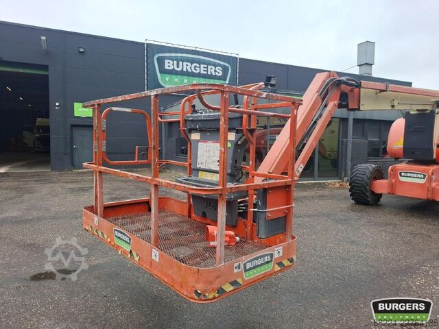 Articulated boom lift JLG 800AJ