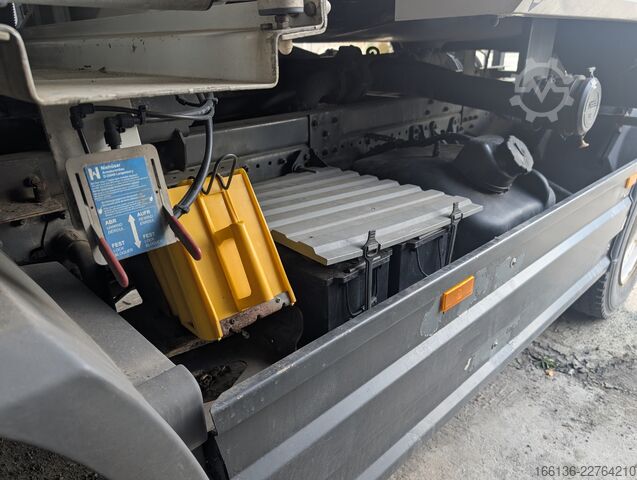 LKW mit Tankaufbau Mercedes-Benz LKW Tankfahrzeug MB Atego