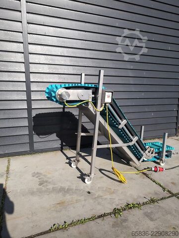 Edelstahl-Schrägförderer mit wellenförmigen Seitenleisten STC 