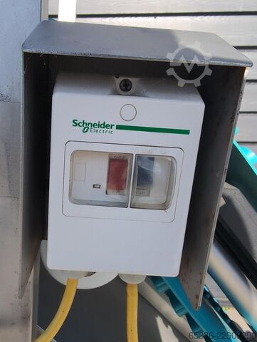 Edelstahl-Schrägförderer mit wellenförmigen Seitenleisten STC 