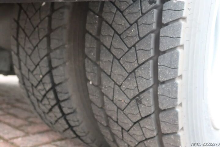 Box body DAF LF 210 Bakwagen+ Dhollandia 1500 kg Comfort cabine