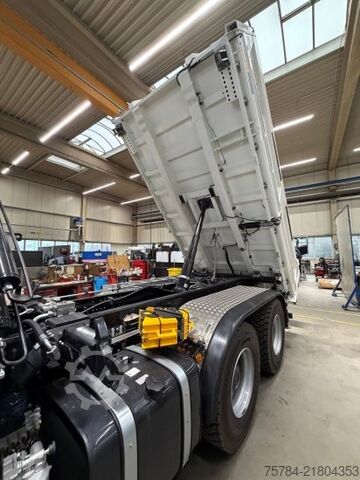 Three-sided tipper truck MAN TGS  33.520 6X6 NEU 3-S-KIPPER BORDMATIK HIAB KRAN X-352E HIPRO, MIETKAUF MGL