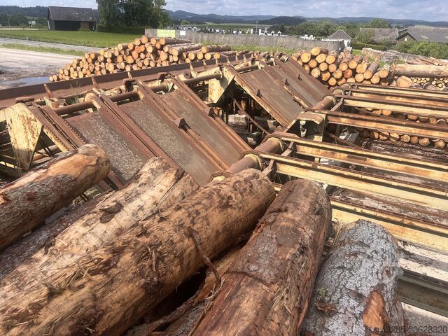 Round timber feed with crosscut saw and discharge chute Springer Springer