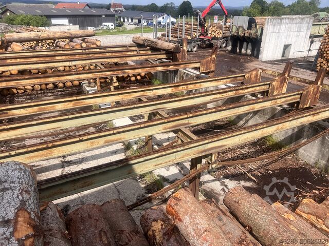 Round timber feed with crosscut saw and discharge chute Springer Springer