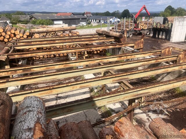 Round timber feed with crosscut saw and discharge chute Springer Springer