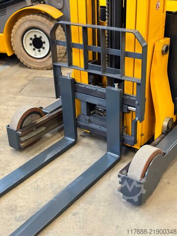 Reach truck Jungheinrich ETV 320 - Service Neu - Batterie 80% - 11.51M Hub - 2t