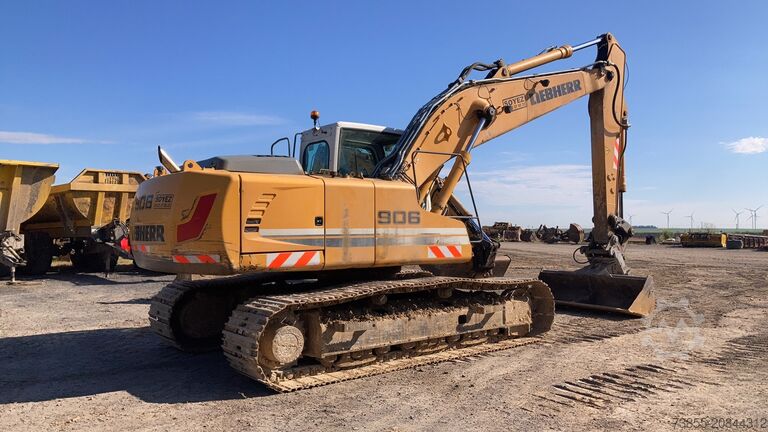 Tracked Excavator Liebherr R906 LC Litronic with two buckets