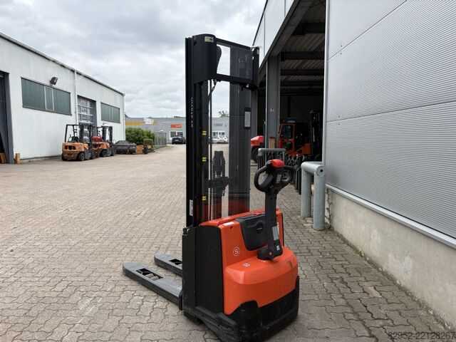 High Lift stacker Toyota SWE 140