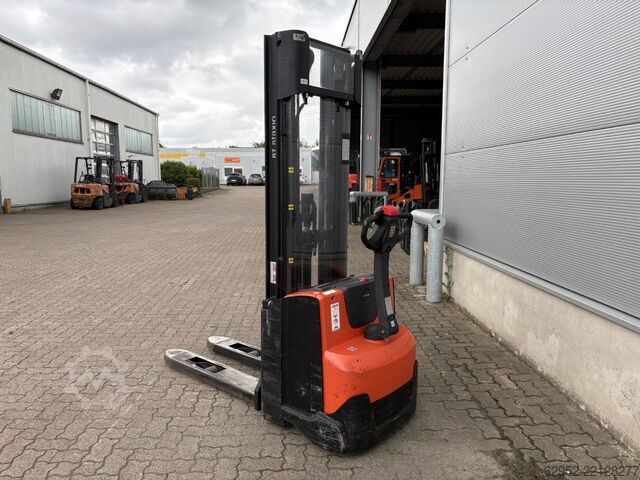High Lift stacker Toyota SWE 140