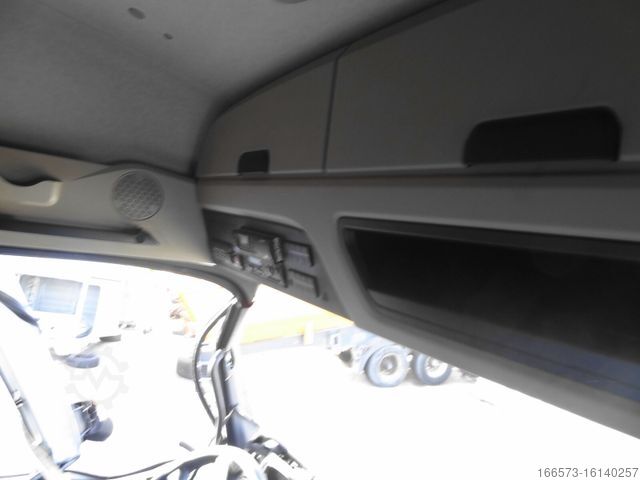 Volumen SZM MERCEDES-BENZ Actros 1842 MP4 Intarder in Teilen
