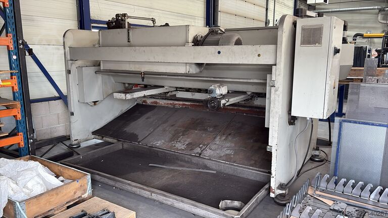 Hydraulic guillotine shear Maqfort 