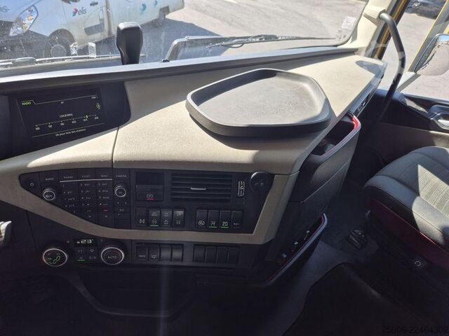 Standard tractor unit Volvo FH