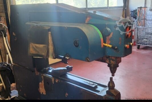 Universelle Schwanenhals-Blechknabbermaschine Pullmax P 21 S