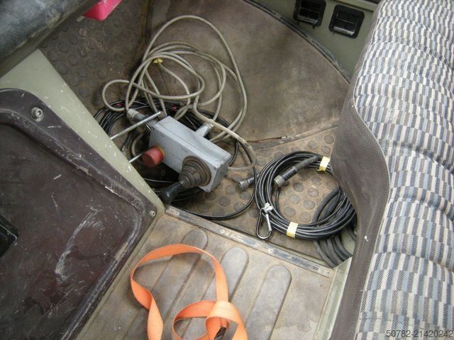 Dreiseitenkipper UNIMOG Unimog U1250 mit Kran