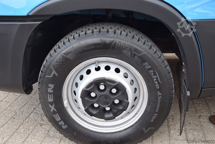 Pick-up van Iveco Daily  35S18 DOKA 7-Sitzer Pritsche Maxi AHK 3,5T