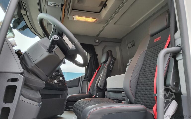 Hakenarmsystem Renault C520 P8x4-4 TRIDEM ROAD 13 LITER + HIAB Z-KRAAN...