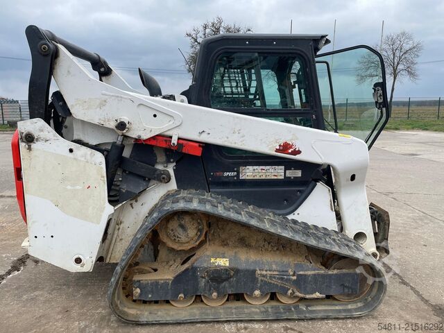 Compact loader Bobcat T76