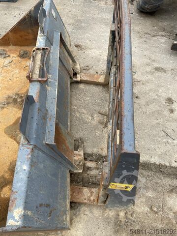 Compact loader Bobcat T76