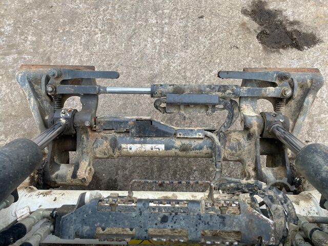 Compact loader Bobcat T76