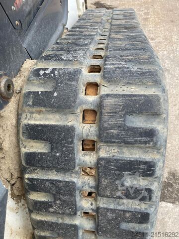 Compact loader Bobcat T76