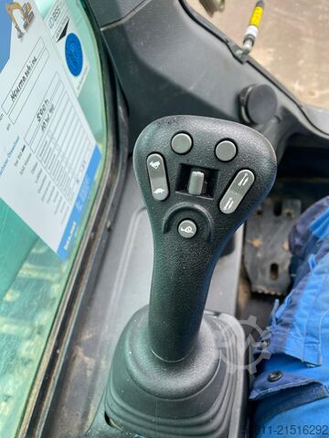 Compact loader Bobcat T76