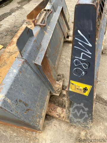 Compact loader Bobcat T76