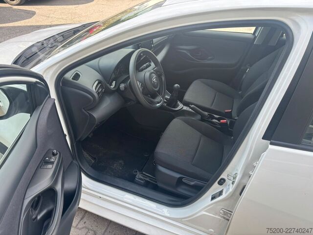 Van TOYOTA Yaris Basis /  12x Fahrzeuge verfügbar