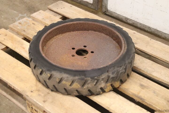 Vollgummi Reifen Vorwerk 120 x 410/550