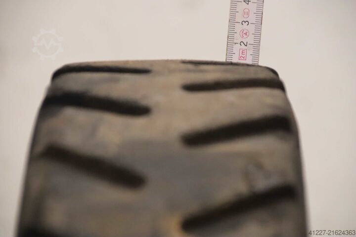 Vollgummi Reifen Vorwerk 120 x 410/550