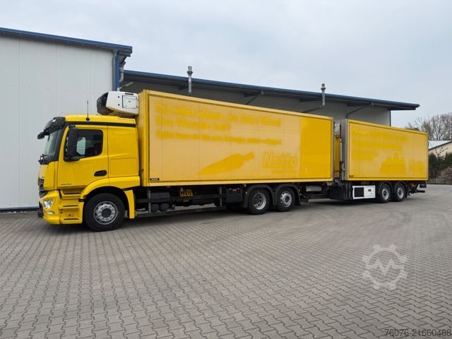 Kühlkoffer-LKW MERCEDES-BENZ 2540 LL 6x2/4 Kühlkoffer 8.2m LBW 2,5t  Carrier