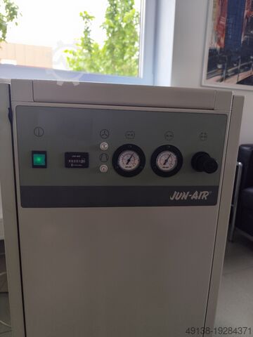 Piston compressor, oil-free in soundproof enclosure JUN-AIR 2000-25M