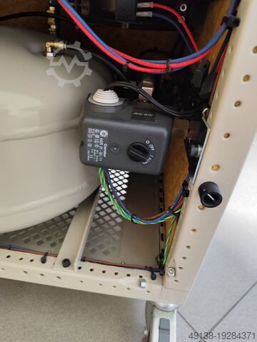 Piston compressor, oil-free in soundproof enclosure JUN-AIR 2000-25M