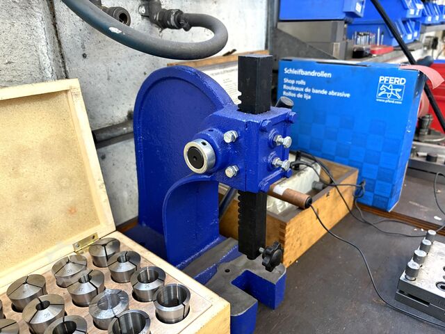 Lot of workbenches/heavy-duty shelving Workbench heavy-duty shelving