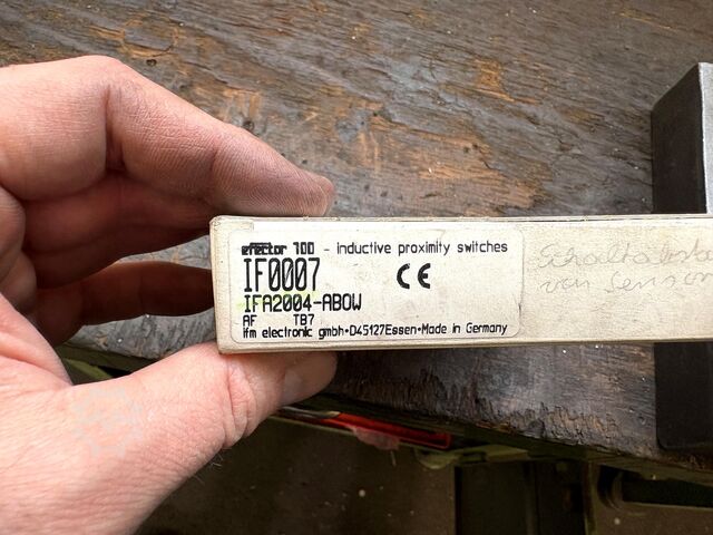 Lot of workbenches/heavy-duty shelving Workbench heavy-duty shelving