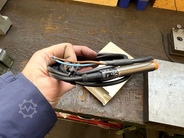 Lot of workbenches/heavy-duty shelving Workbench heavy-duty shelving