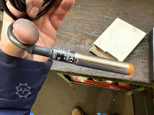 Lot of workbenches/heavy-duty shelving Workbench heavy-duty shelving