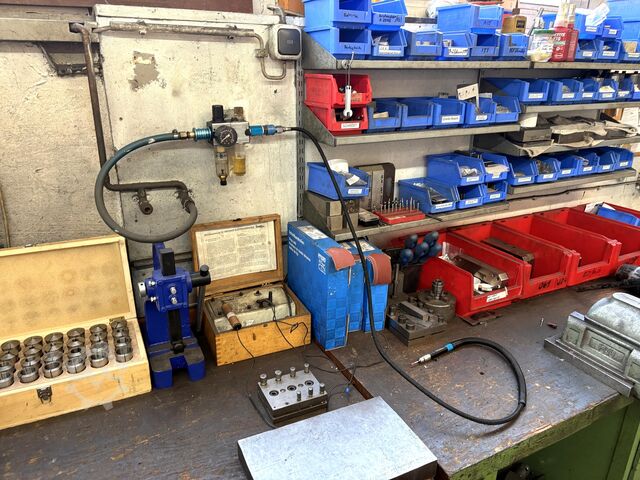Lot of workbenches/heavy-duty shelving Workbench heavy-duty shelving