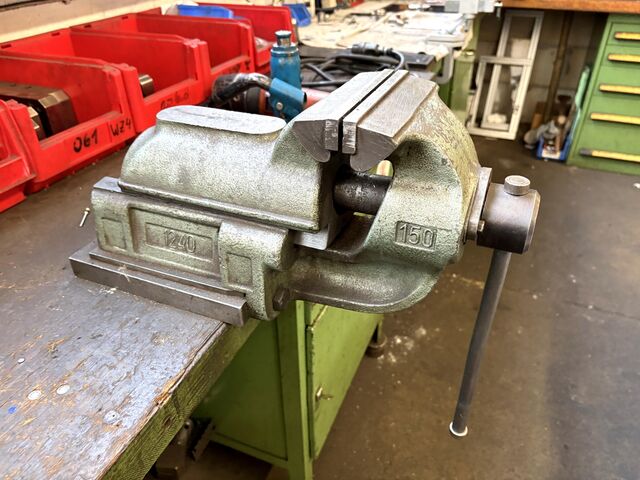 Lot of workbenches/heavy-duty shelving Workbench heavy-duty shelving