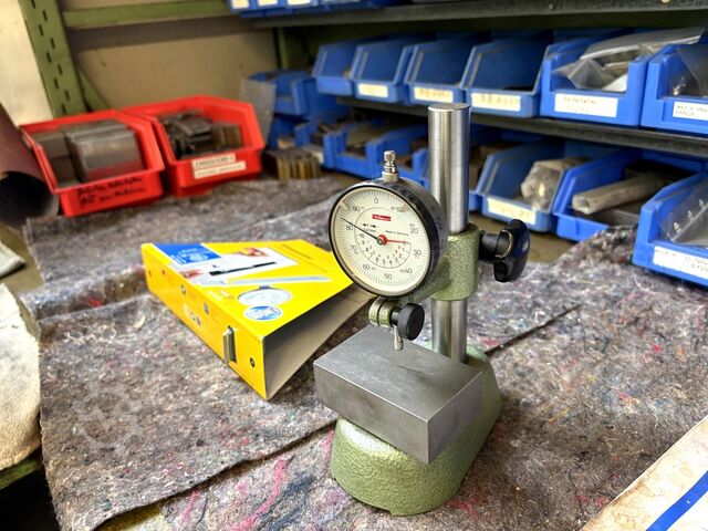 Lot of workbenches/heavy-duty shelving Workbench heavy-duty shelving