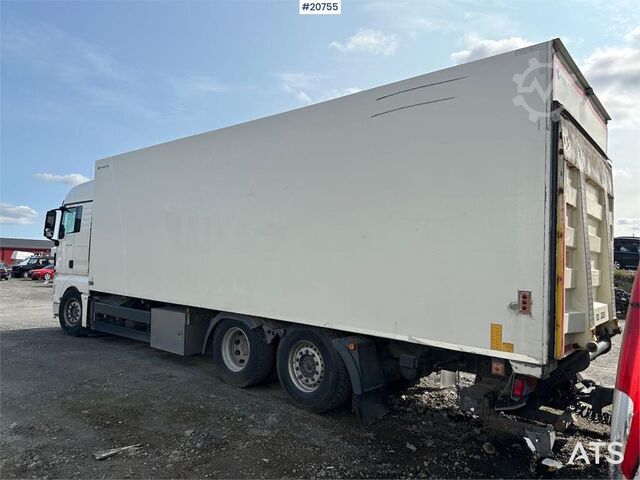 Box body MAN TGX 26.480 6x2 box truck w/ Bussbygg box and lift.